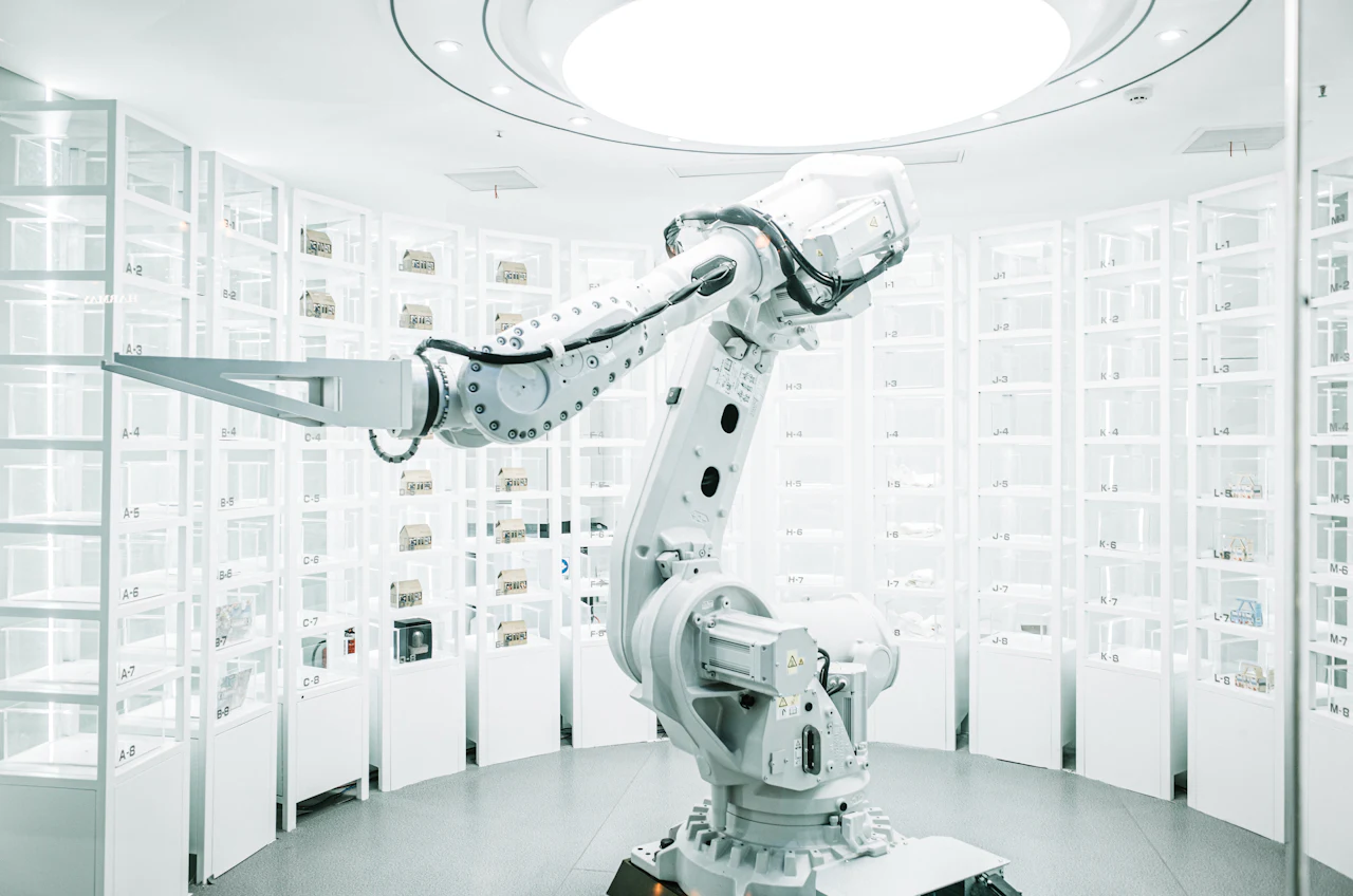 Braț robotic alb într-un mediu tehnologic, simbol al automatizării