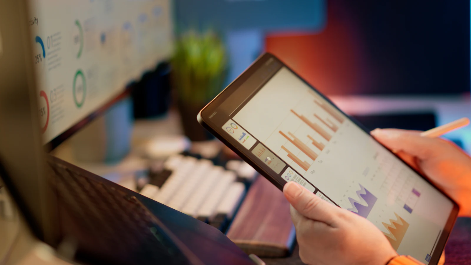 Profesionist analizând date financiare pe o tabletă