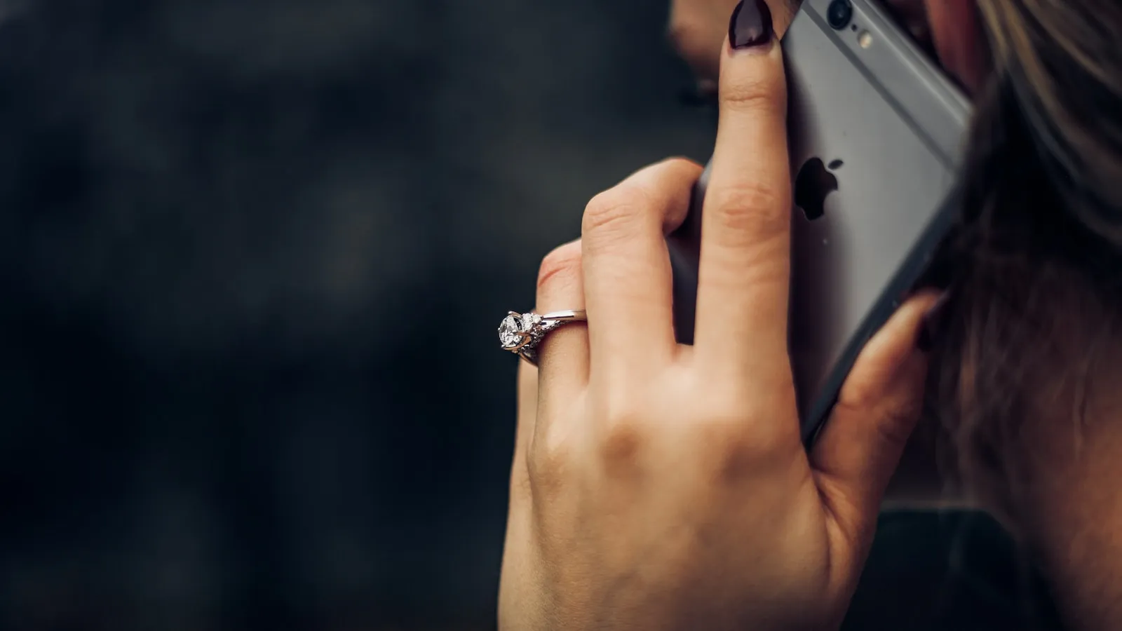Femeie vorbind la telefon, într-o conversație atentă