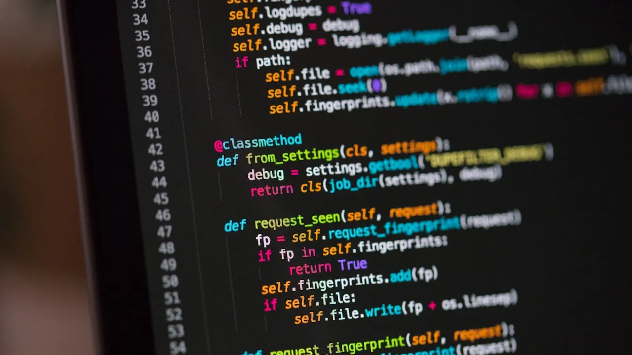 Cod colorat afișat într-un editor de programare pe un monitor
