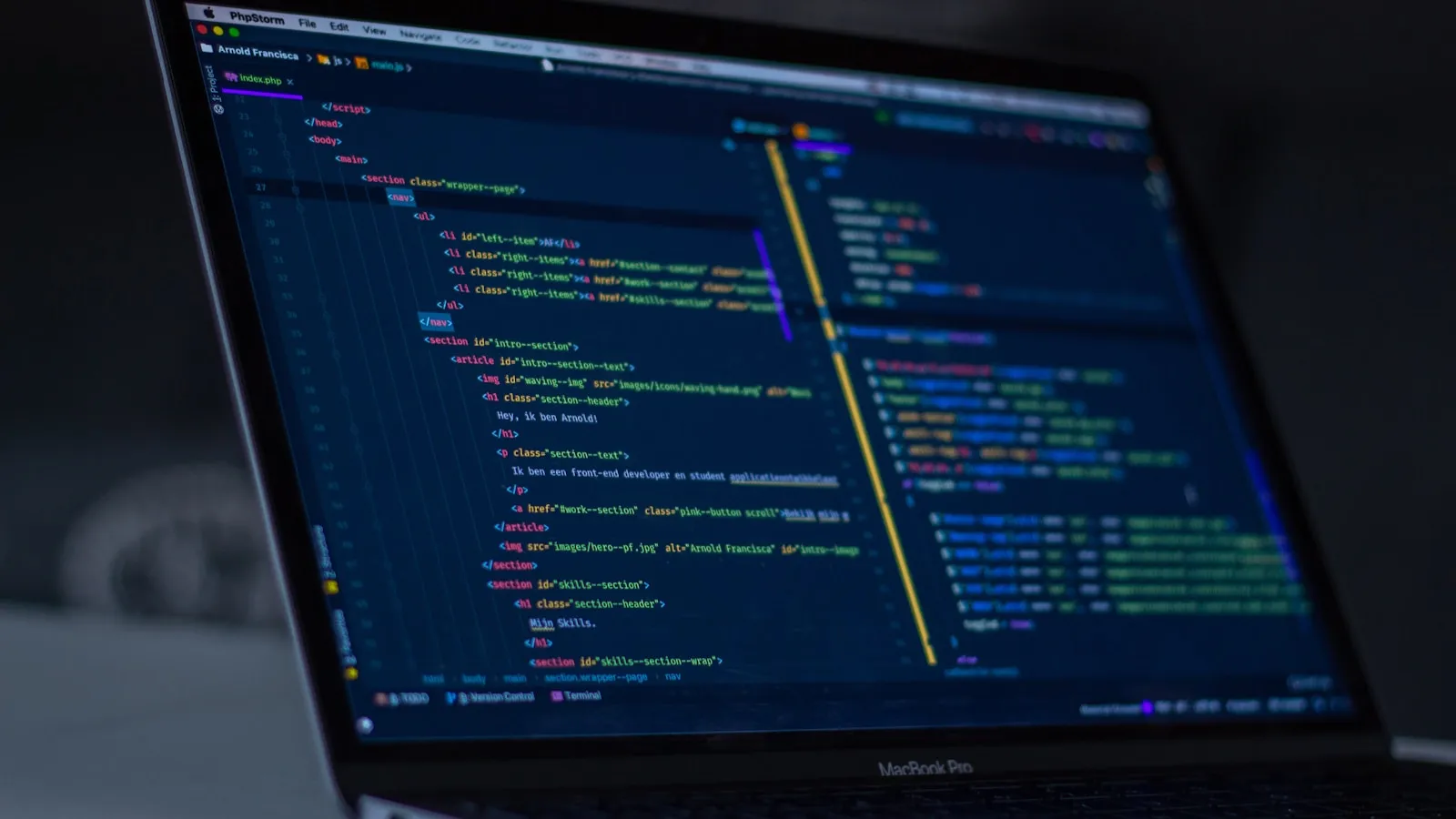 Cod afișat pe ecranul unui laptop, într-un editor de programare