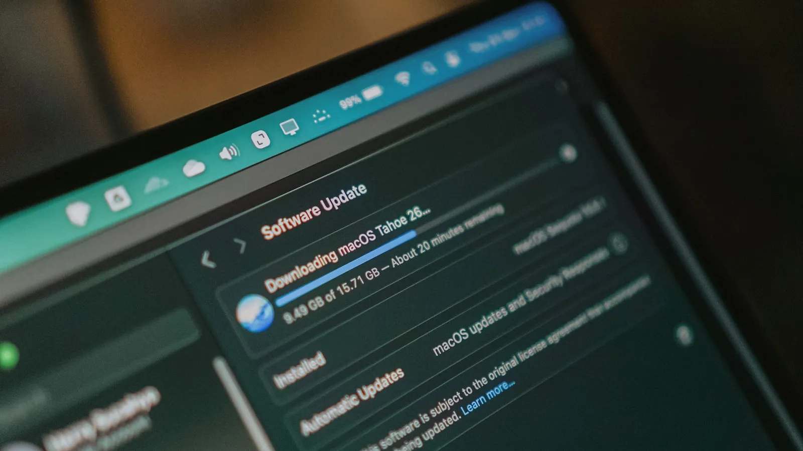 Ecran de laptop care descarcă o actualizare de software