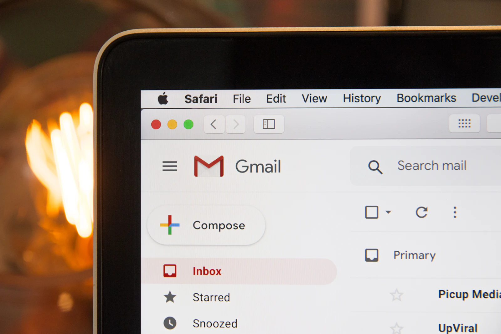 Contabilă îngrijorată verificând emailurile firmei pe laptop