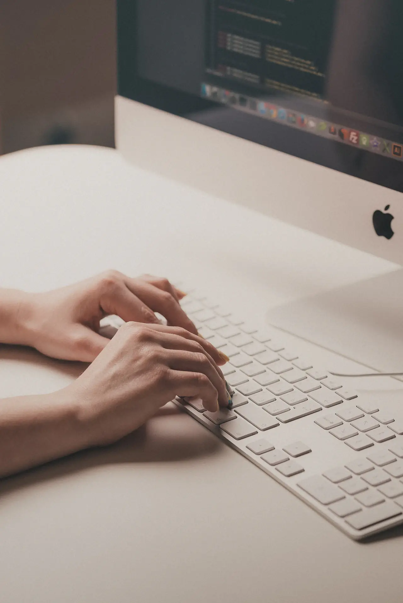 Persoană tastând parola la o tastatură de computer