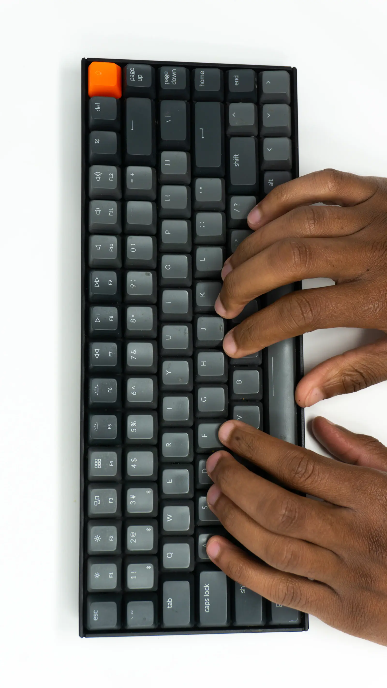 Mâini pe tastatură în timpul autentificării într-un cont
