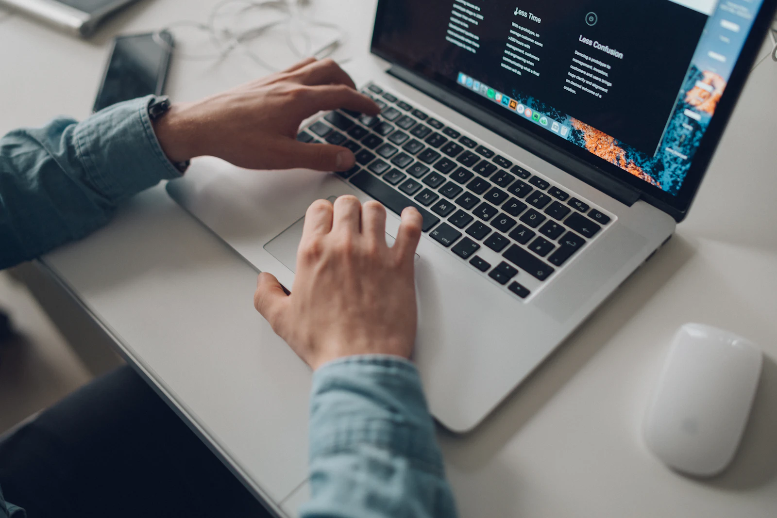 Persoană lucrând la administrarea unui site web pe laptop
