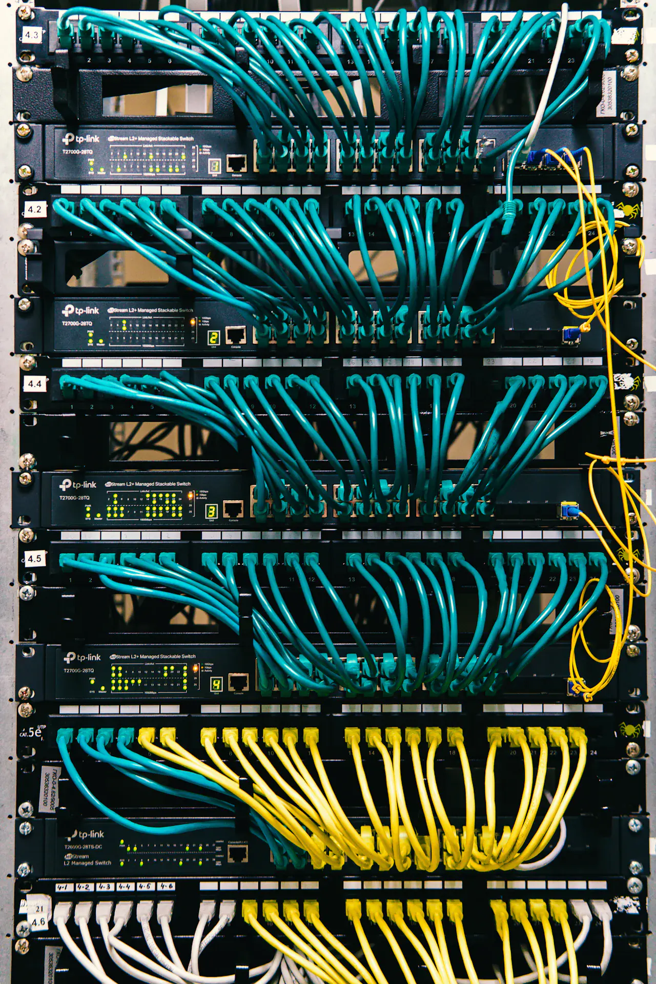 Rack de servere cu numeroase cabluri de rețea