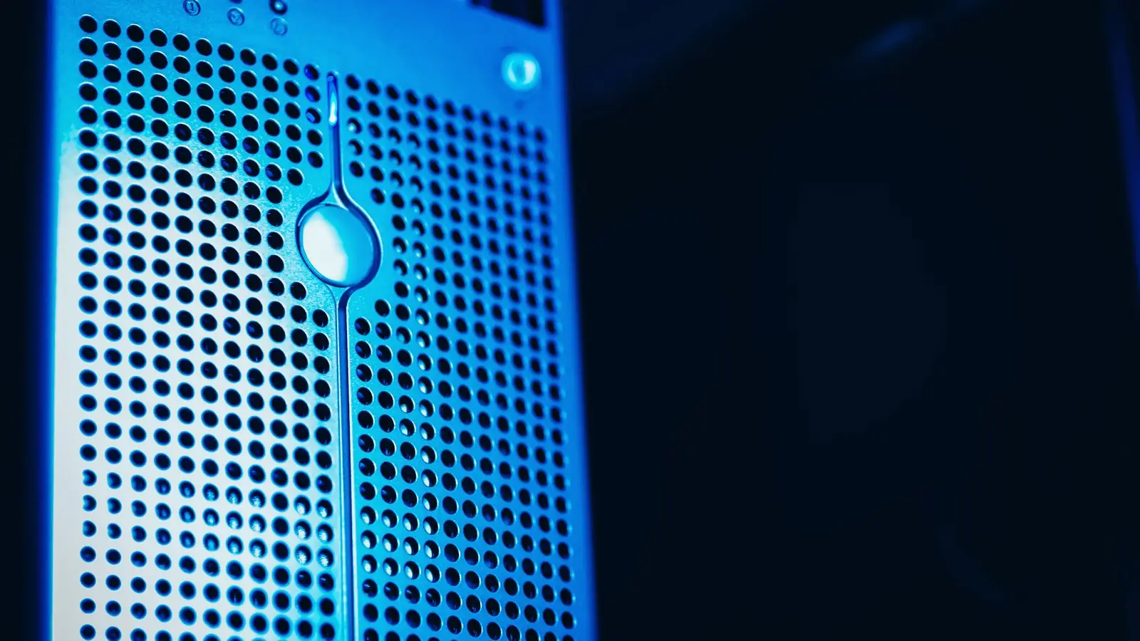 Prim-plan cu un server iluminat în albastru, într-un centru de date