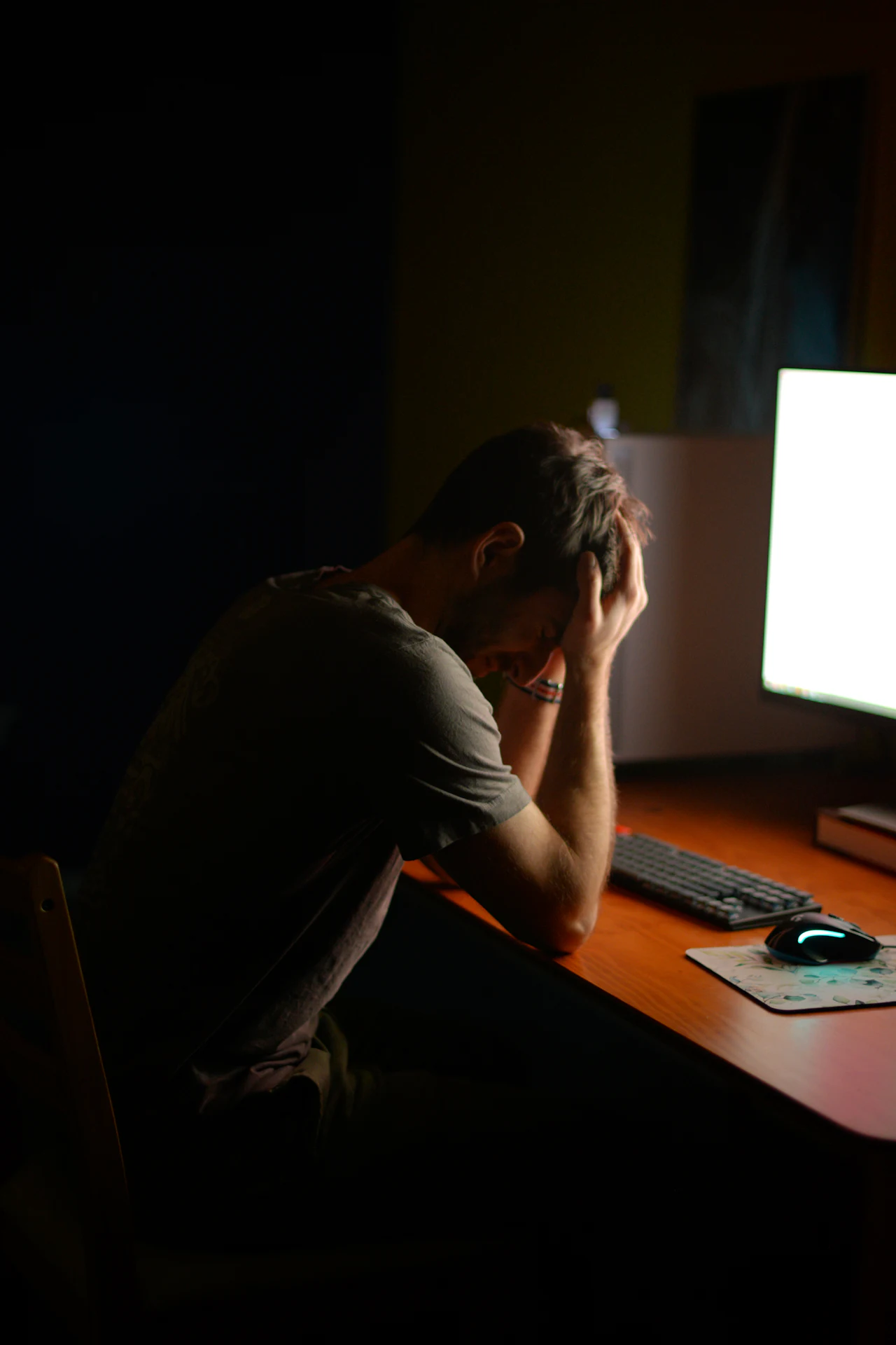 Specialist IT investighând o problemă la calculator