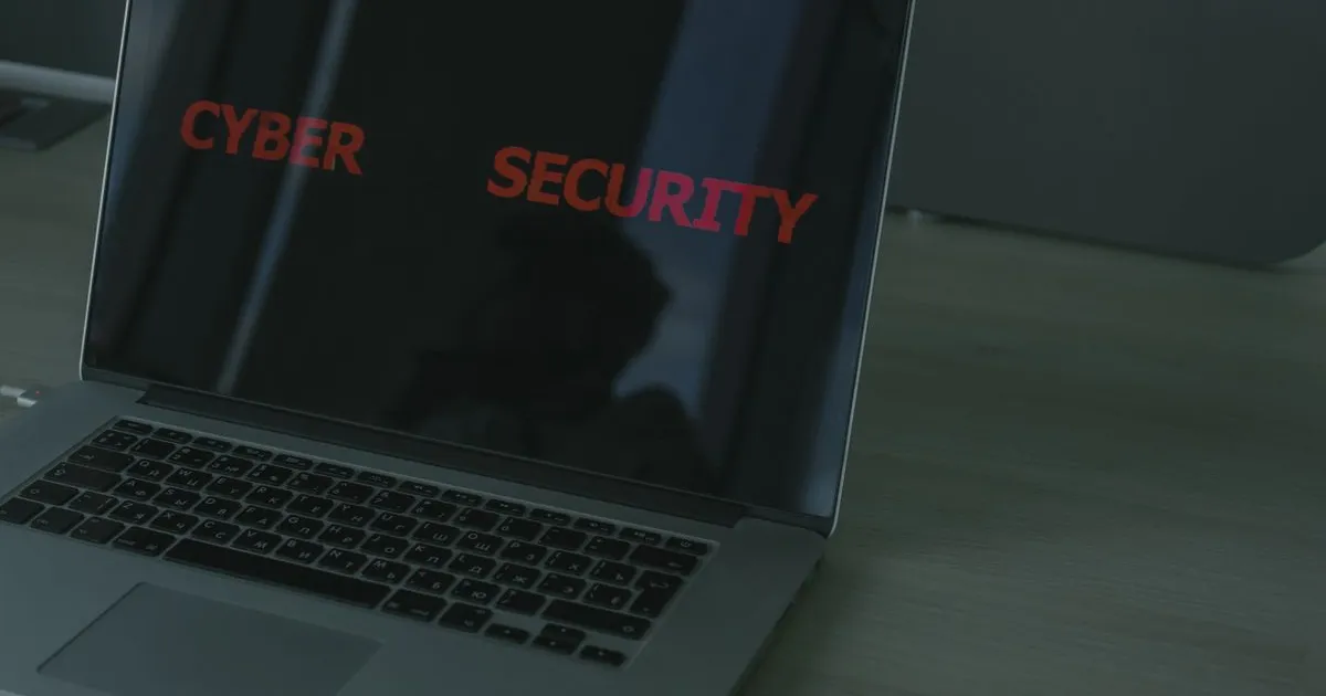 Ecran de laptop cu un avertisment de securitate roșu peste o pagină web